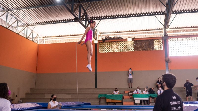 Vagas de estágio para estudantes de educação física no projeto de Ginástica de Trampolim