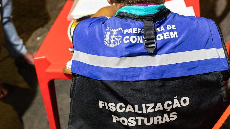 Equipe de fiscalização promove ação para orientar proprietários de bares