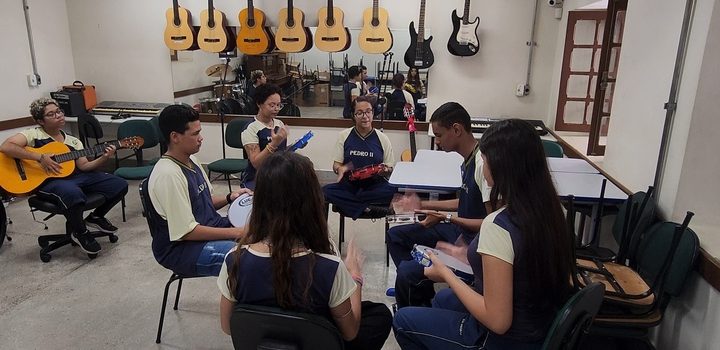 Escolas transformam ambiente escolar após proibição de celulares