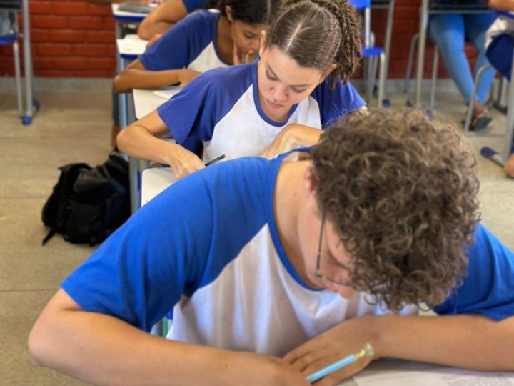 Minas realiza primeiro teste de redação para o Enem 2025 com estudantes da rede pública