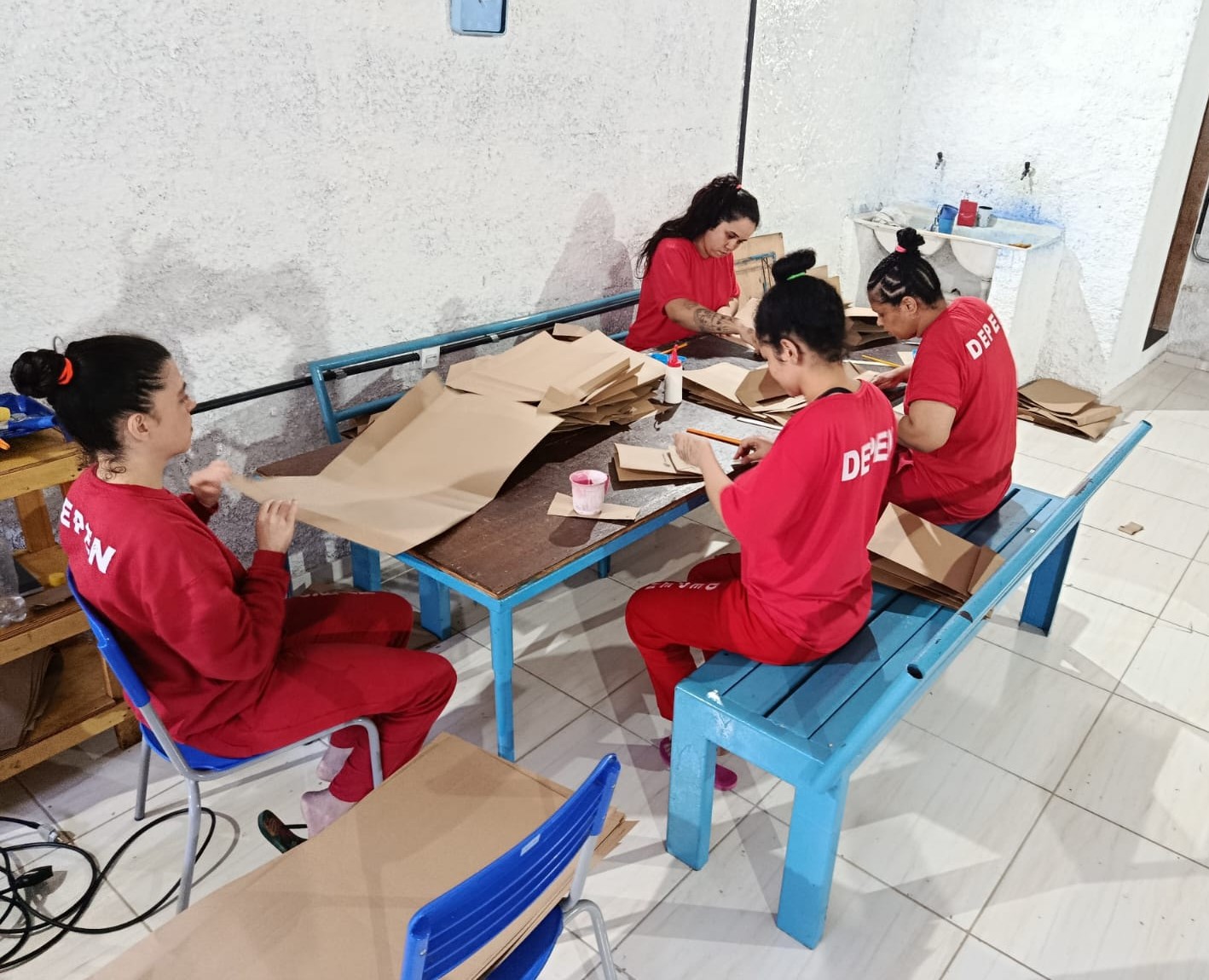 Papel reciclado vira sacolas pelas mãos de um grupo de mulheres que cumpre pena em unidade prisional de Juiz de Fora