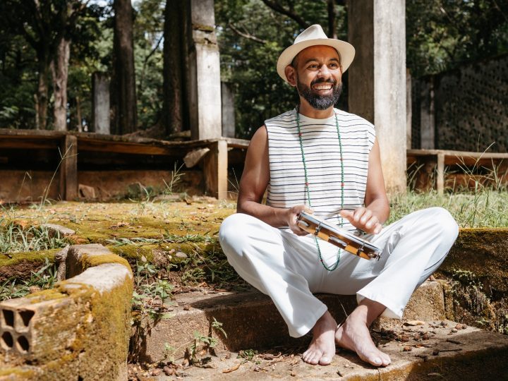 “BENÇA, PAI”: MÚSICO LUTER NGUZUALE CELEBRA ANCESTRALIDADE EM SHOW INÉDITO EM BH