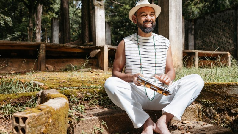 “BENÇA, PAI”: MÚSICO LUTER NGUZUALE CELEBRA ANCESTRALIDADE EM SHOW INÉDITO EM BH