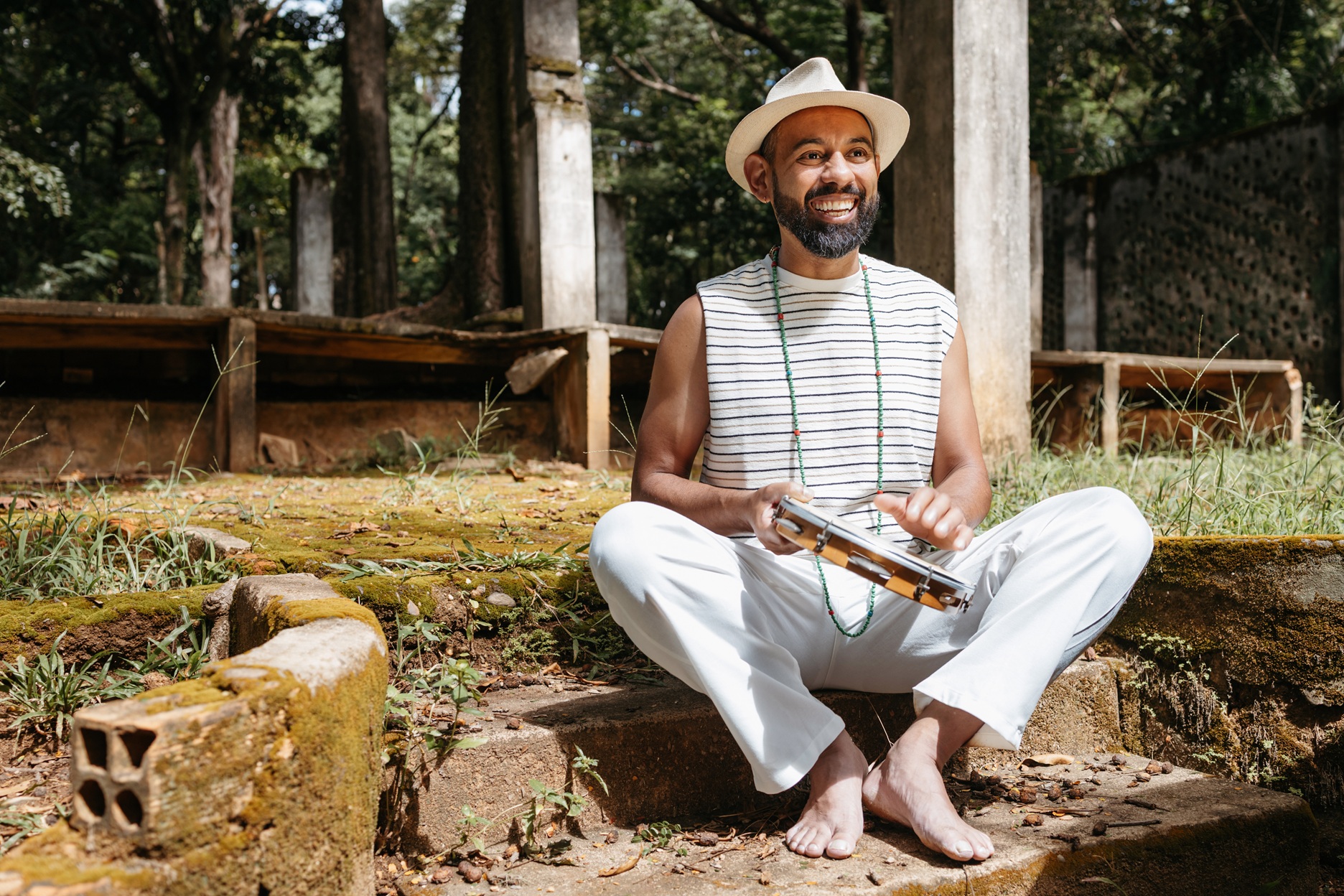 “BENÇA, PAI”: MÚSICO LUTER NGUZUALE CELEBRA ANCESTRALIDADE EM SHOW INÉDITO EM BH
