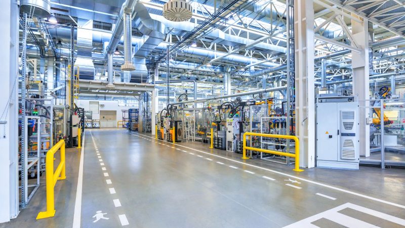 CNI aponta primeira queda no emprego industrial em 18 meses
