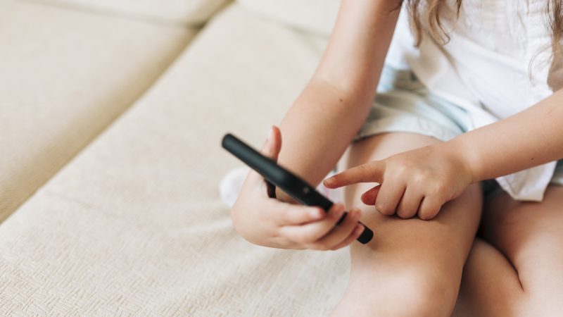 Proibido, mas ainda presente: o desafio do uso do celular na escola e em casa
