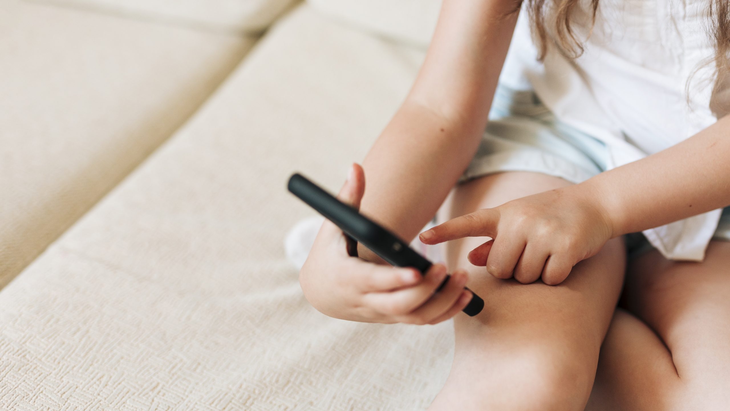 Proibido, mas ainda presente: o desafio do uso do celular na escola e em casa