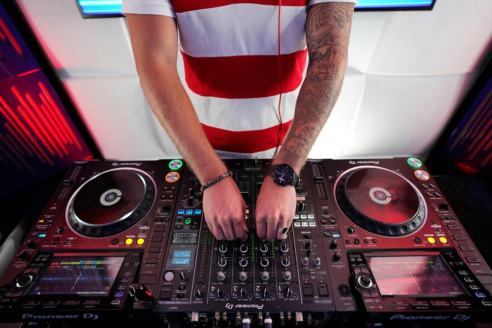 DJ deve pagar R$ 5 mil, por dano moral, por falha em serviço em casamento