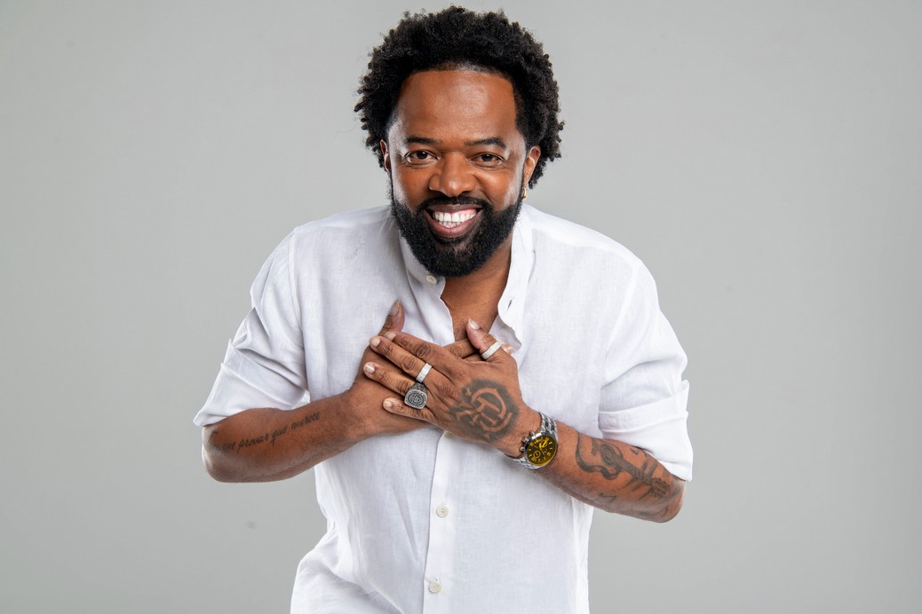 Xande de Pilares comanda noite de samba no Só Marcas Outlet