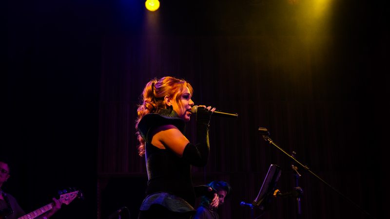 CANTORA E COMPOSITORA BÁRBARA PENIDO FAZ SHOW GRATUITO EM CONTAGEM