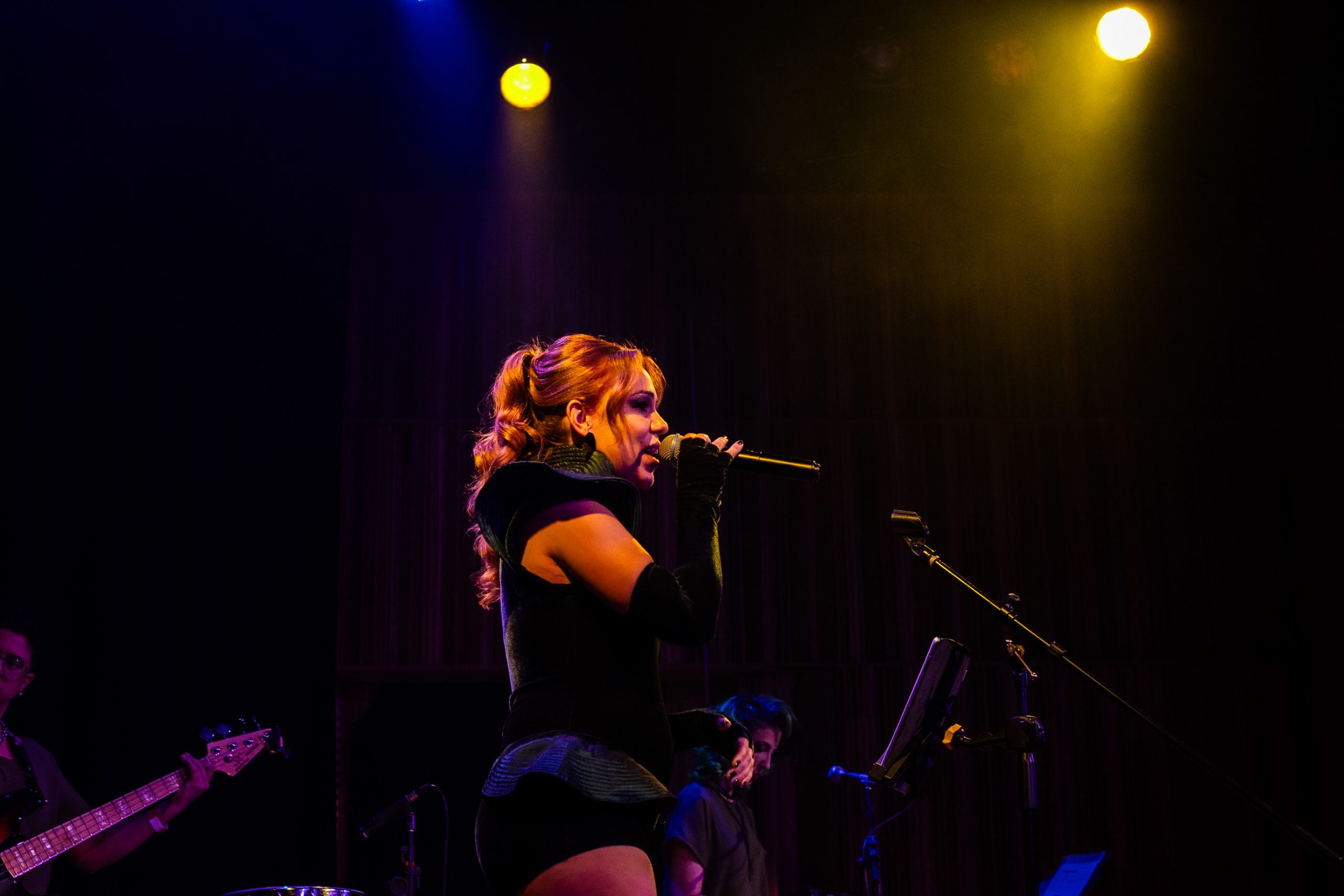 CANTORA E COMPOSITORA BÁRBARA PENIDO FAZ SHOW GRATUITO EM CONTAGEM