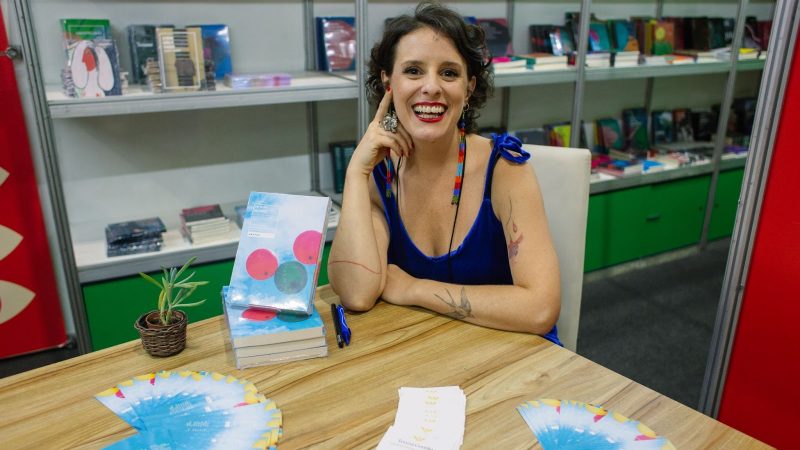 Palhaça da associação Doutores da Alegria lança livro em BH