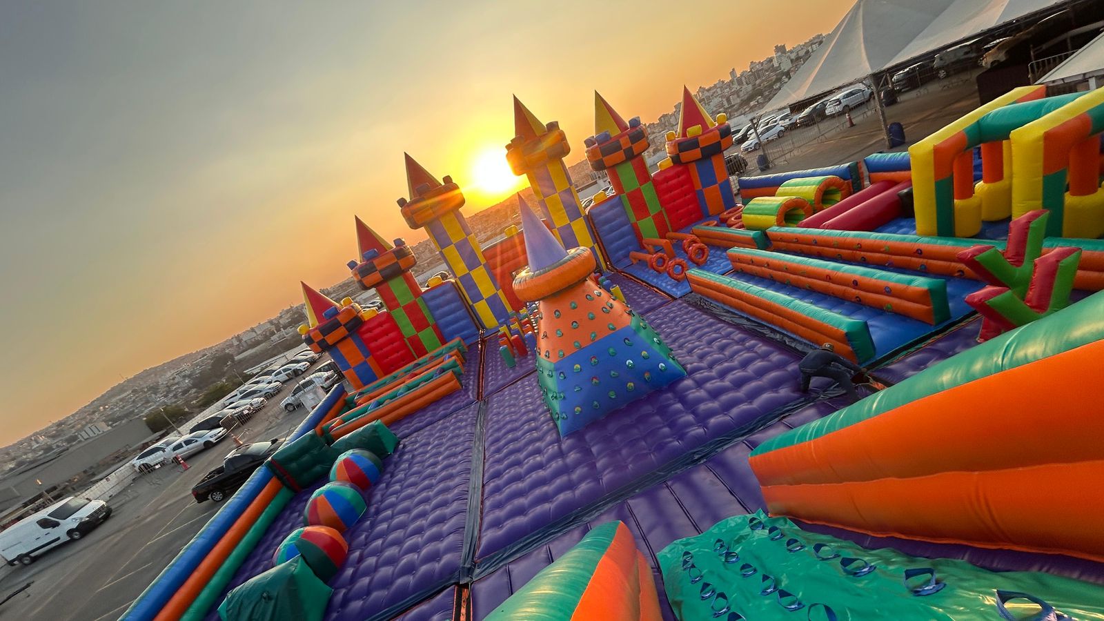 Magic Castle, mega parque de infláveis, é a nova atração do Rooftop do Shopping do Avião