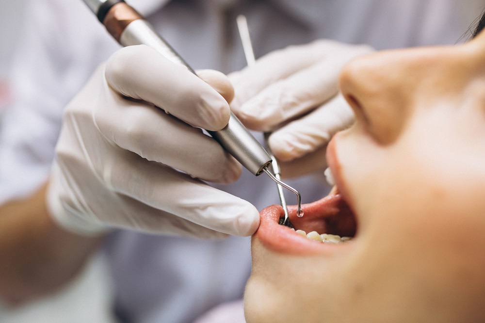 Dentista e clínica de Contagem devem indenizar paciente que perdeu dente e sofreu fratura