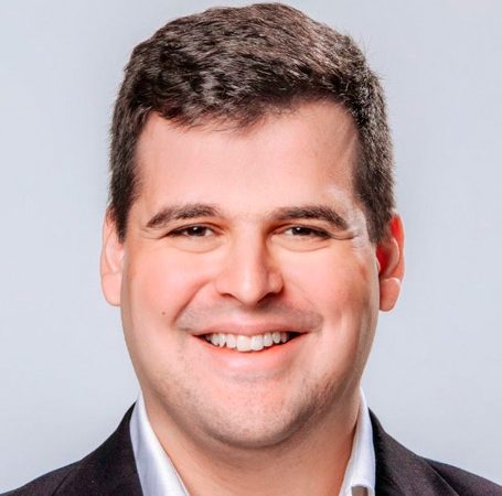 Deputado estadual Bruno Engler é condenado a pagar R$ 20 mil por danos morais por insinuar durante um debate político que o deputado federal Rogério Correia usava drogas