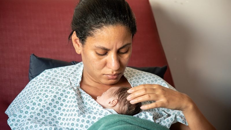 Novembro Roxo: campanha reforça importância do cuidado com bebês prematuros