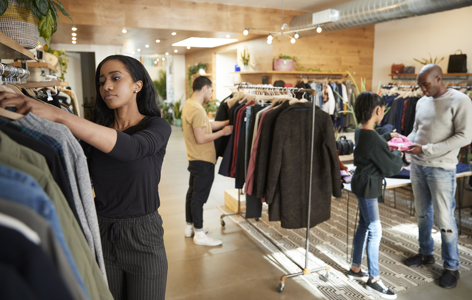 Confiança do empresário do comércio recua, mas maioria diz que vai contratar
