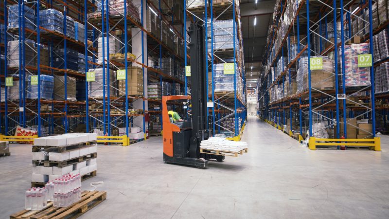 Como o aluguel de empilhadeiras pode reduzir custos e agilizar operações logísticas