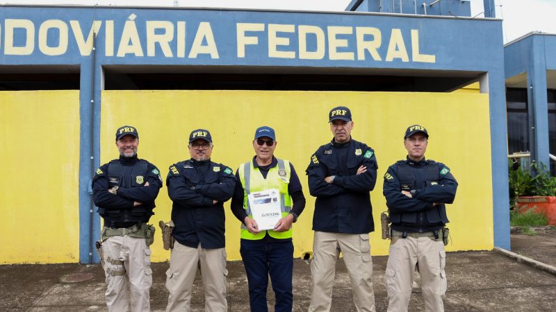 Blitz educativa da PRF com apoio do Setcemg orienta caminhoneiros sobre segurança no período chuvoso em Betim
