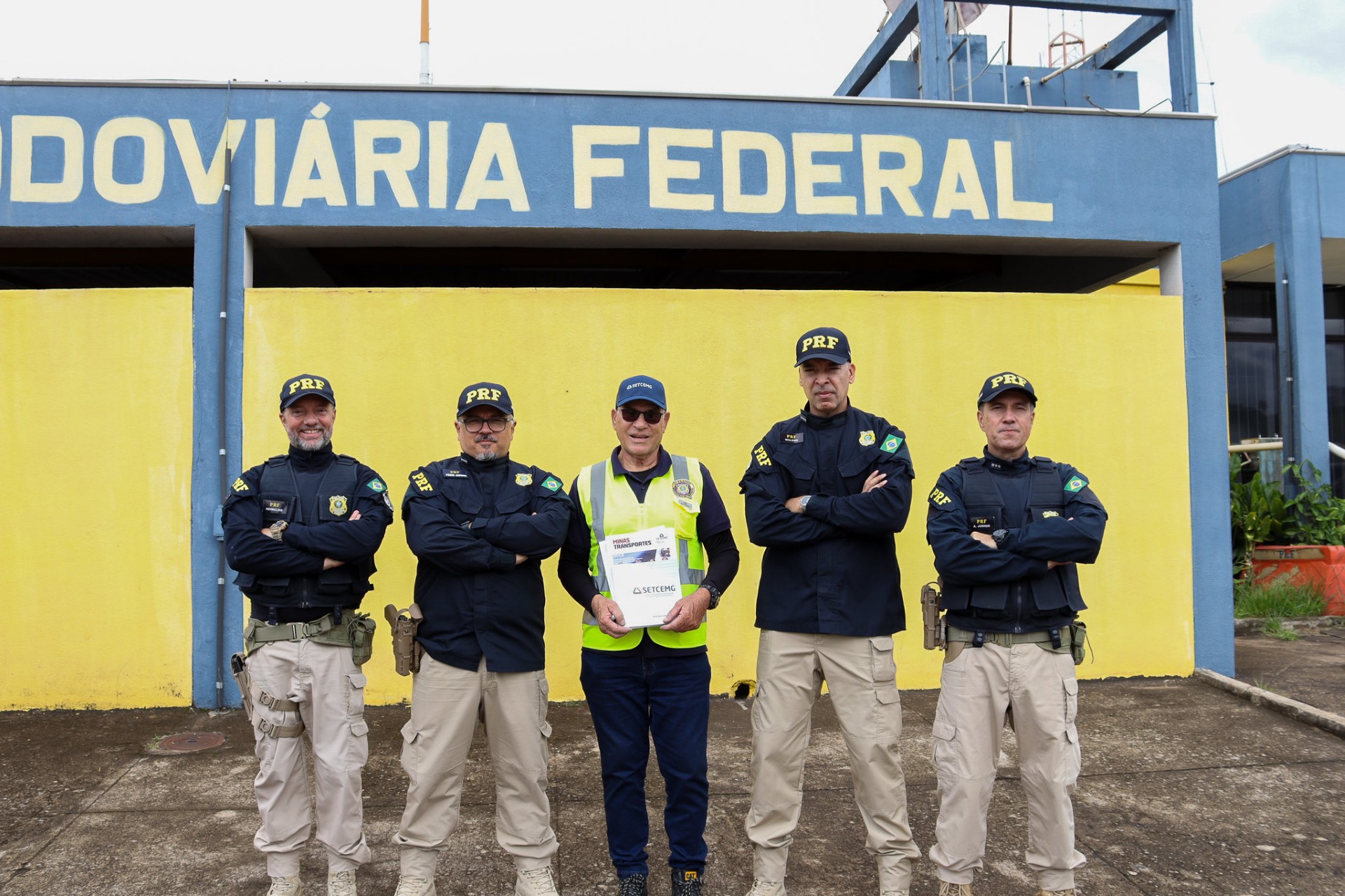 Blitz educativa da PRF com apoio do Setcemg orienta caminhoneiros sobre segurança no período chuvoso em Betim