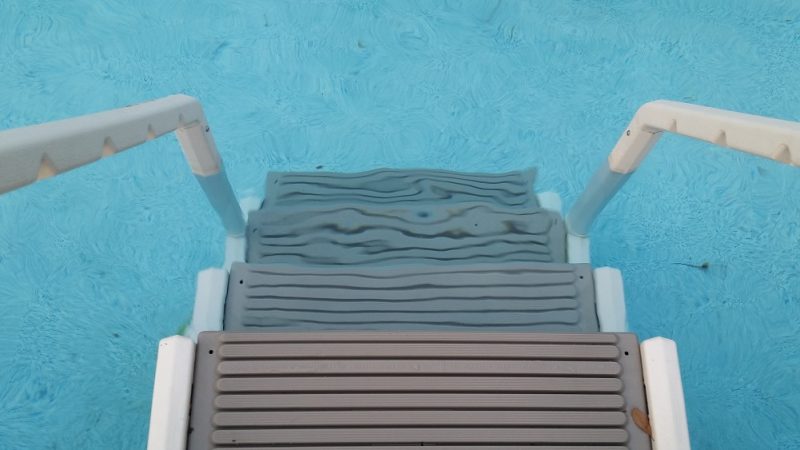 Condomínio e construtora devem indenizar criança que se feriu em piscina