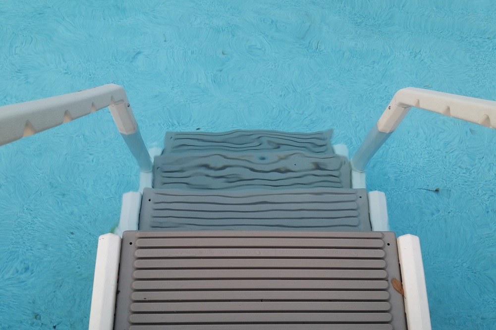 Condomínio e construtora devem indenizar criança que se feriu em piscina