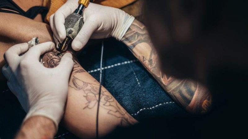 Cliente que não teve tatuagem concluída deve ser indenizada