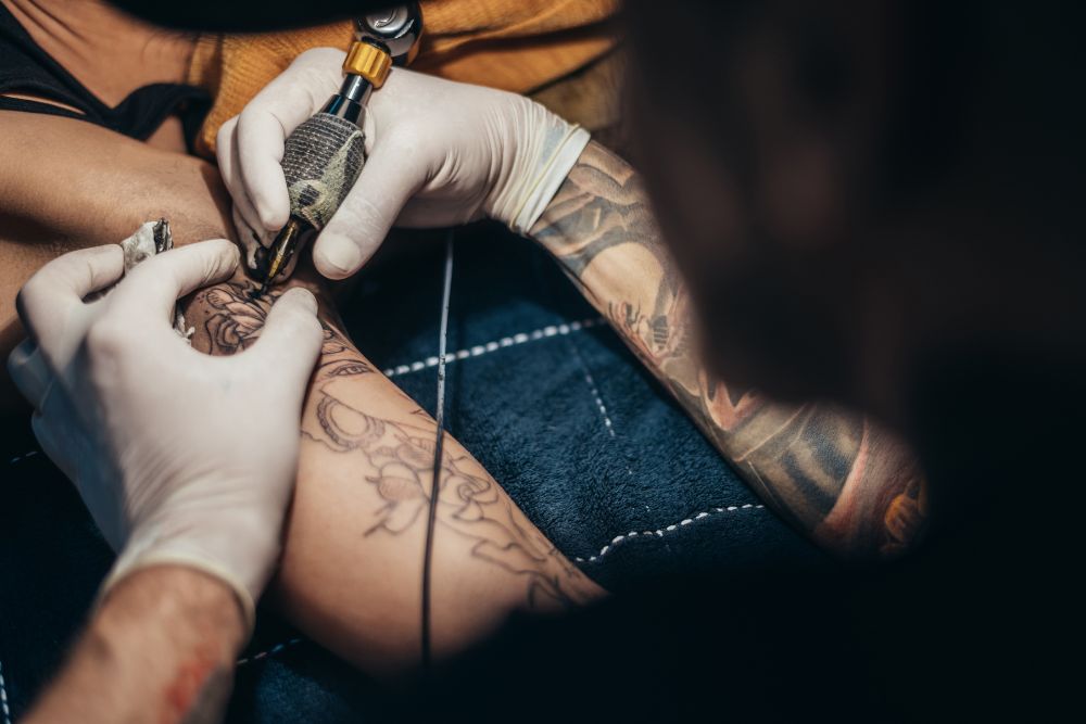 Cliente que não teve tatuagem concluída deve ser indenizada