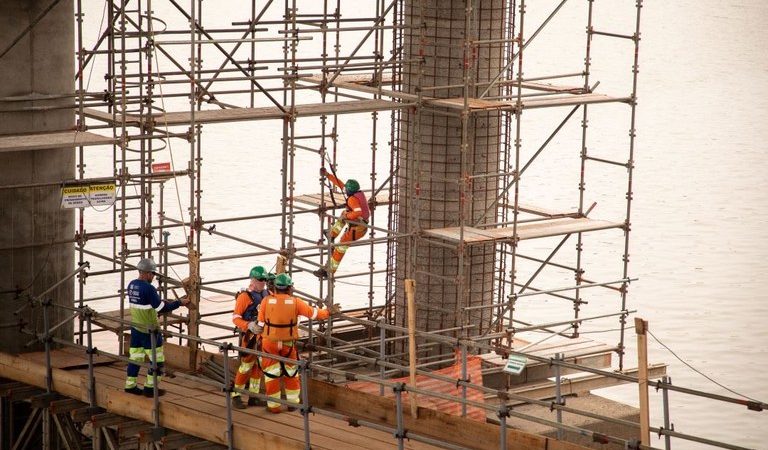 Desemprego atinge menor nível da série histórica e mercado de trabalho registra recordes em 2025