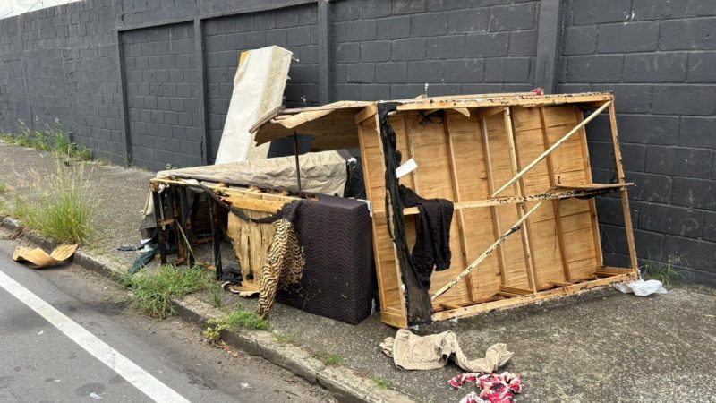 Excesso de lixo colocado em locais impróprios junta entulho nas ruas, ecopontos e prejudica a vazão correta de água das chuvas, principalmente se entopem bueiros, córregos ou demais locais que podem potencializar problemas diversos