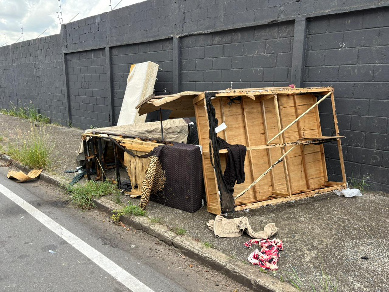Excesso de lixo colocado em locais impróprios junta entulho nas ruas, ecopontos e prejudica a vazão correta de água das chuvas, principalmente se entopem bueiros, córregos ou demais locais que podem potencializar problemas diversos