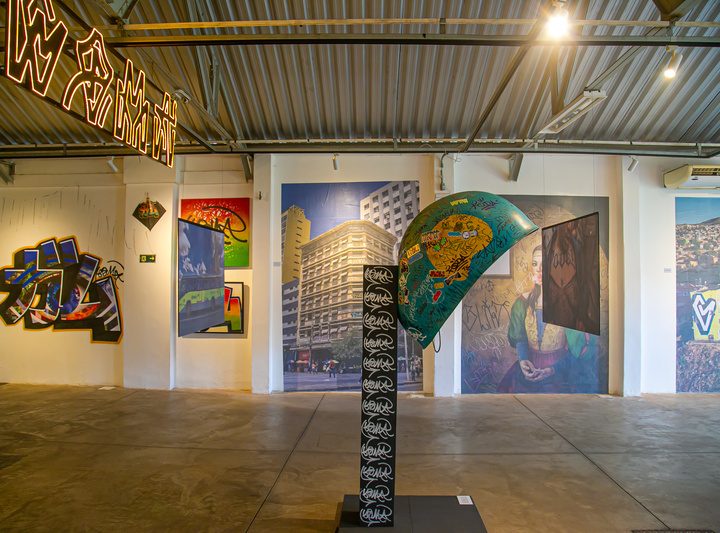 PAFY transforma memória urbana em narrativa estética em “(Re)conheça”, exposição que encerra a programação do VAC 2026