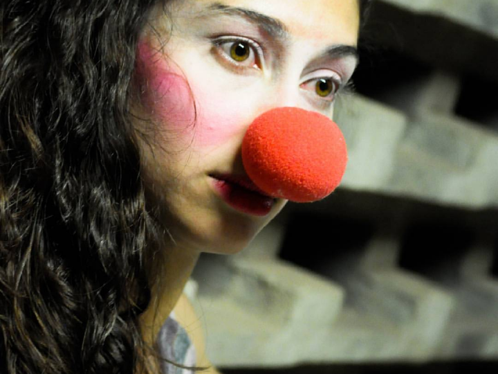 Oficina gratuita reúne arte da palhaçaria e acessibilidade no Espaço do Conhecimento UFMG