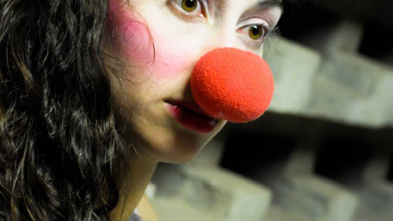 Oficina gratuita reúne arte da palhaçaria e acessibilidade no Espaço do Conhecimento UFMG