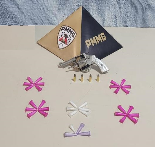 CONTAGEM: 18º BPM – O Audacioso – Policiais apreendem drogas e arma no final de semana