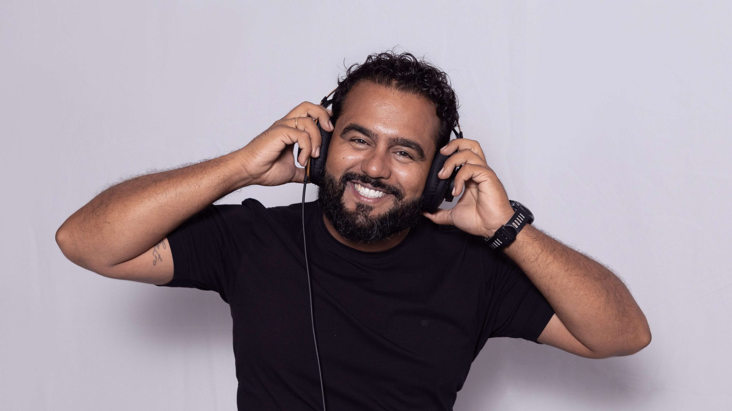 “MEU NEGÓCIO É ARTE”: SÉRIE MOSTRA COMO ARTISTAS TRANSFORMAM PAIXÃO EM GANHA-PÃO