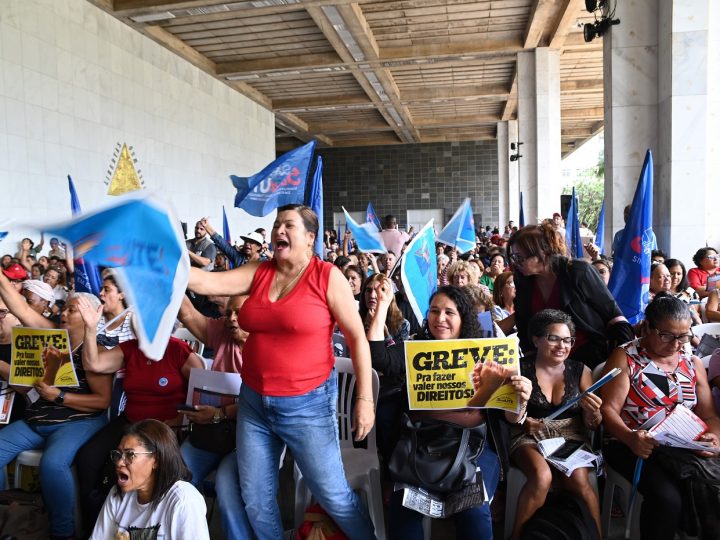 Servidores da educação lançam campanha salarial na ALMG