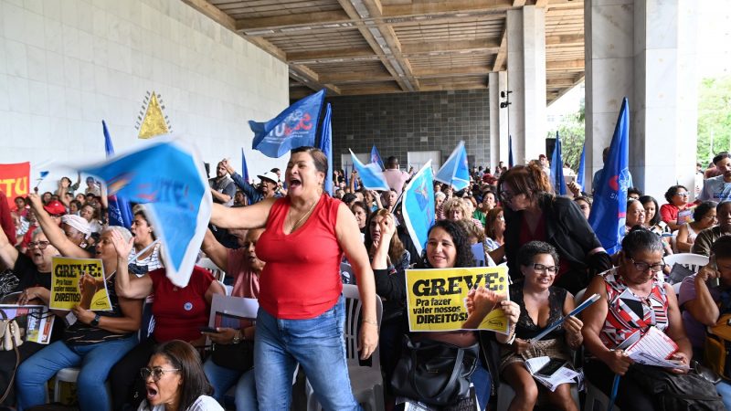 Servidores da educação lançam campanha salarial na ALMG