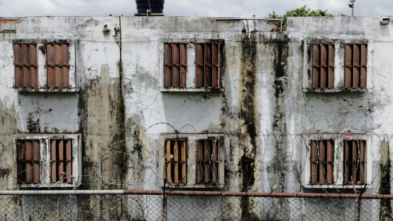 Estrutura precária compromete trabalho de policiais penais na Dutra Ladeira