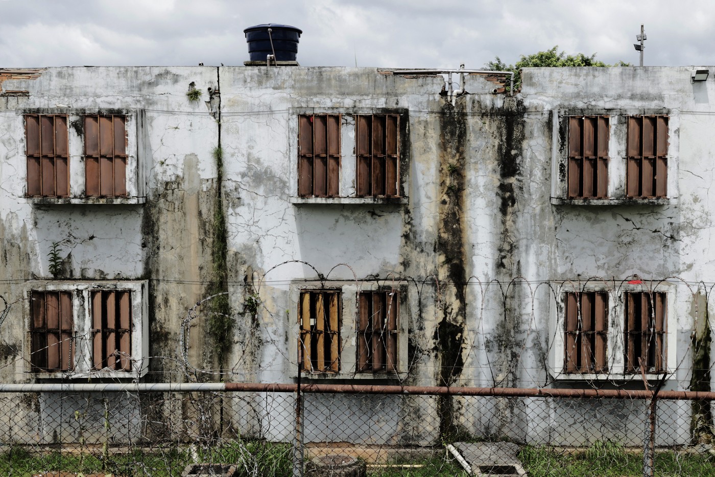 Estrutura precária compromete trabalho de policiais penais na Dutra Ladeira