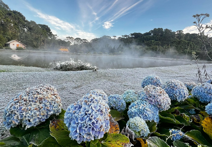 Eleito o 2º destino mais acolhedor do Brasil em 2026, Monte Verde (MG) terá início de outono com temperaturas amenas
