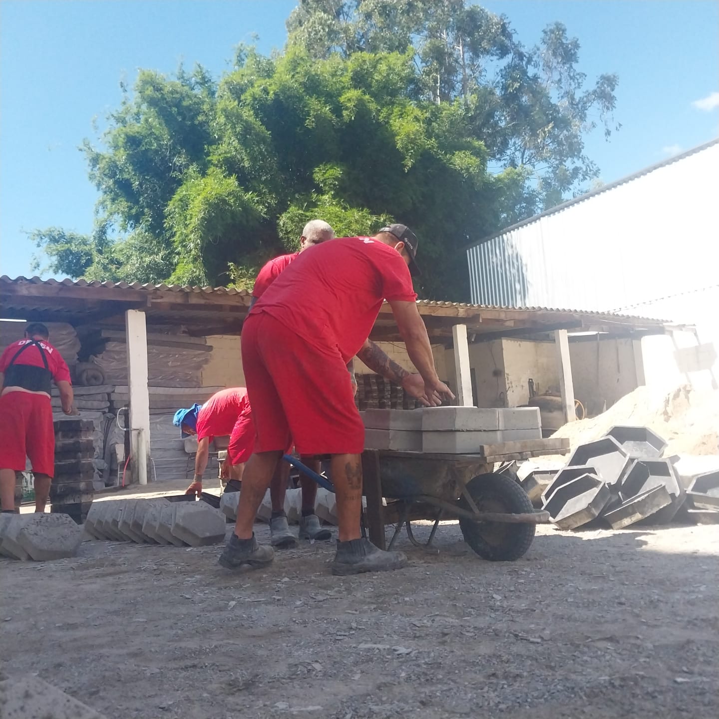 Presídio de São Lourenço une ressocialização e pavimentação urbana no Sul de Minas