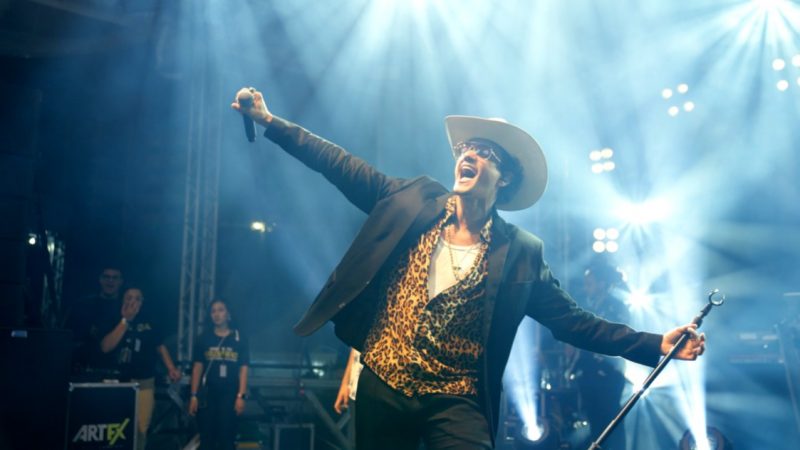Johnny Matos, maior cover de Bruno Mars da América Latina, se apresenta no Rooftop do Shopping do Avião