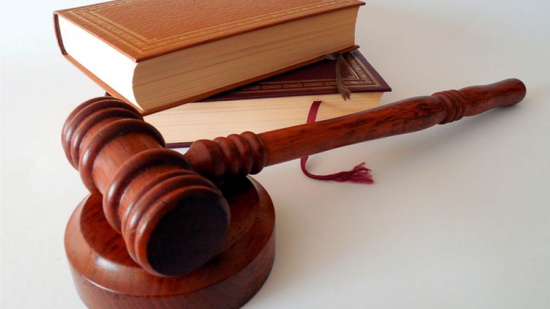 Homem que esfaqueou padrasto para proteger a mãe é absolvido