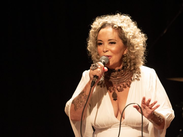 Beth Leivas canta Samba