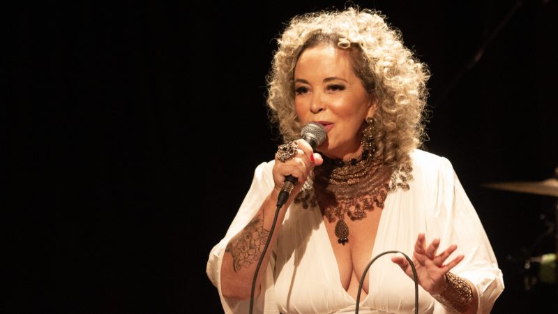 Beth Leivas canta Samba