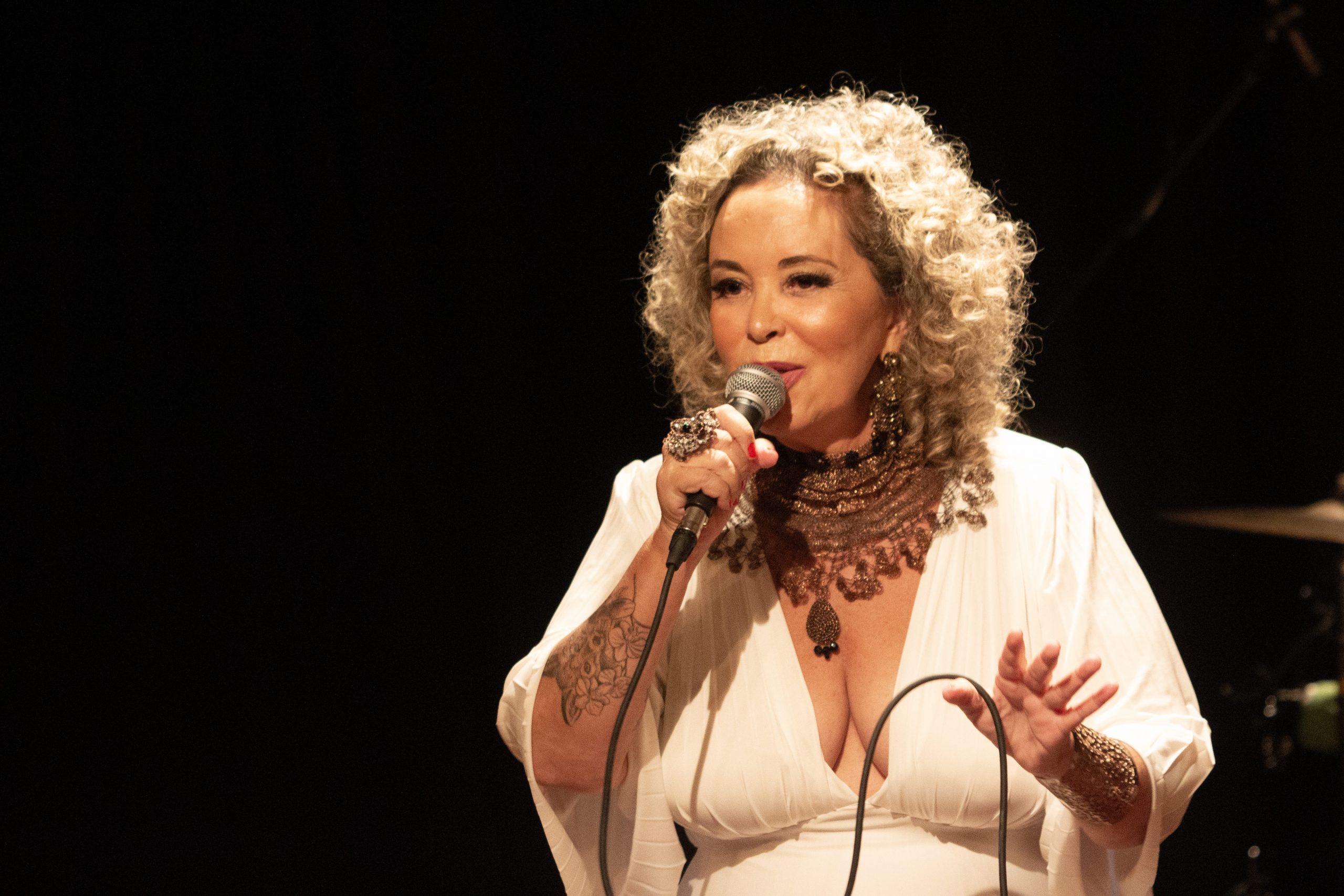 Beth Leivas canta Samba