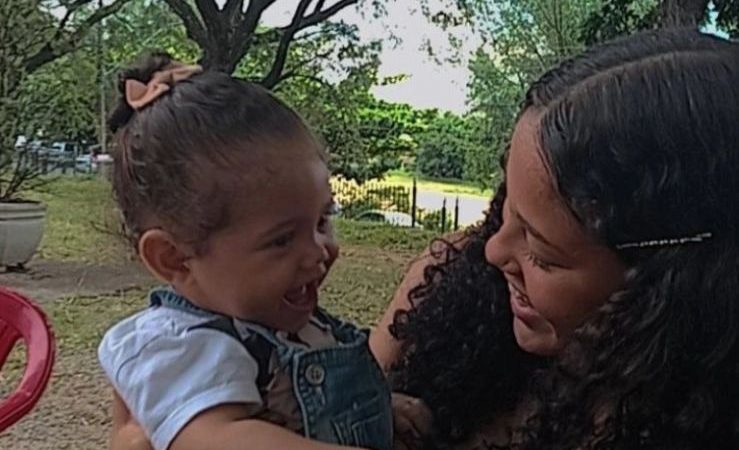 Mãe adolescente busca reaver sua filhinha