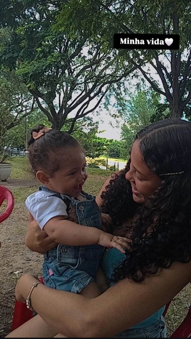 Mãe adolescente busca reaver sua filhinha