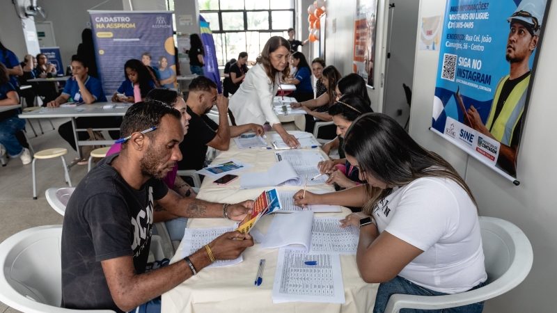 Mega Feirão de Empregos reúne centenas de pessoas
